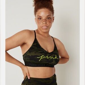 ❥𝒱𝒮 𝐏𝐈𝐍𝐊: Ultimate Lightly Lined Sport Bra - Camo Script